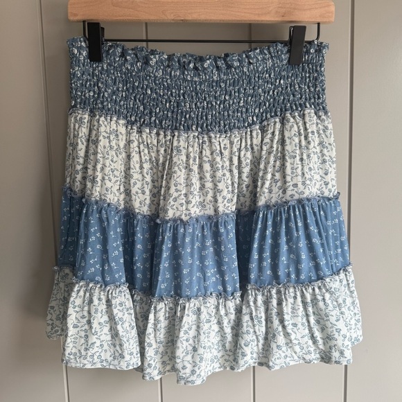 American Eagle Blue Floral Tiered Ruffle Mini Skirt Size Large - Picture 4 of 9